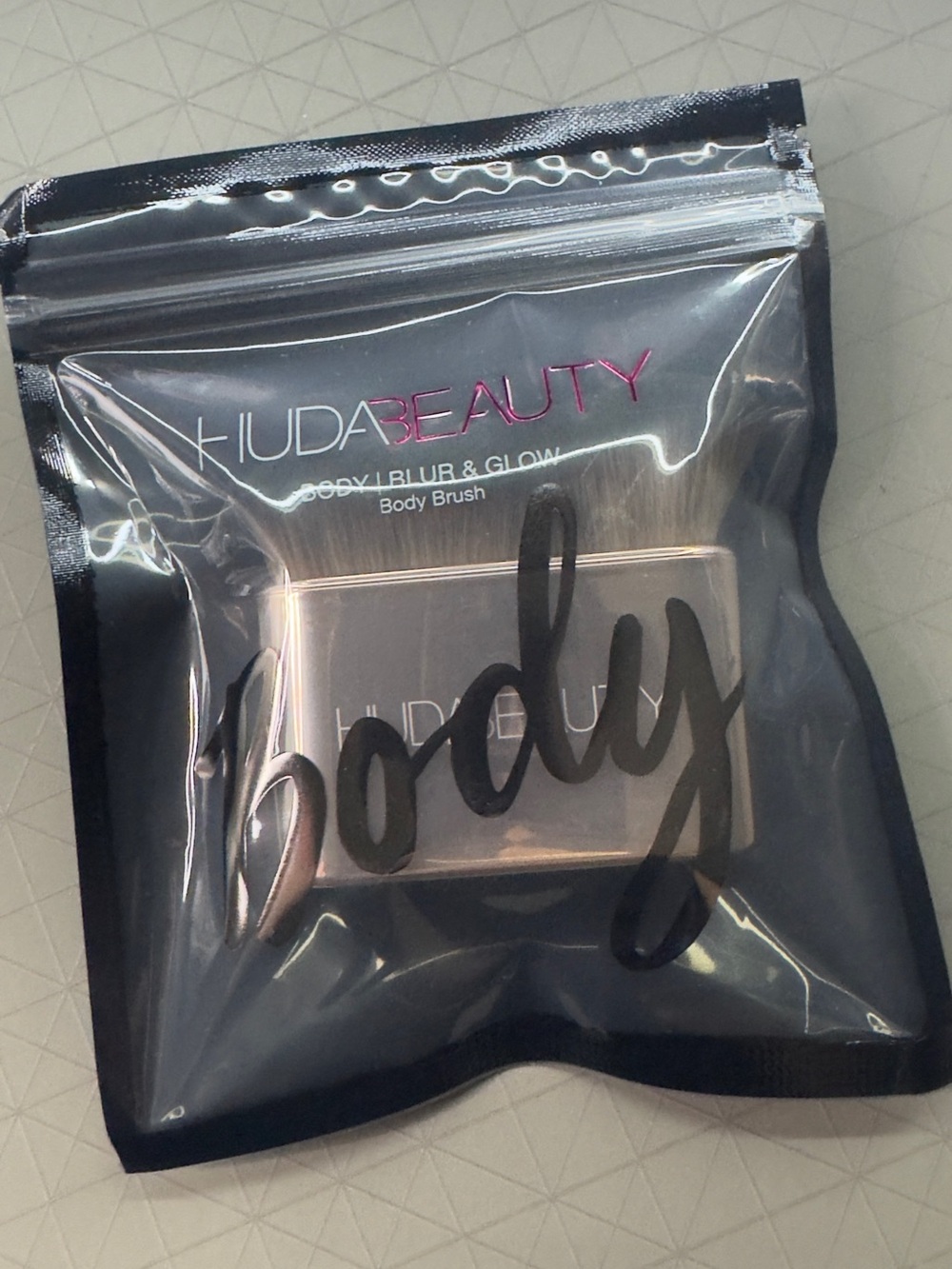 HUDA BEAUTY Body Blur & Glow Body Brush